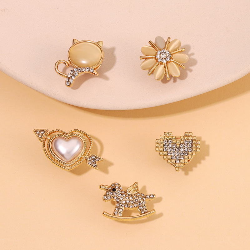 Elegant Pin Geometric Alloy Inlay Artificial Pearls Rhinestones Cat's Eye Stone Women's Brooches display picture 2