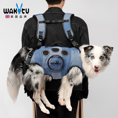 Wakytuイギリスの肩の横の背のペットは犬を連れて外出します。