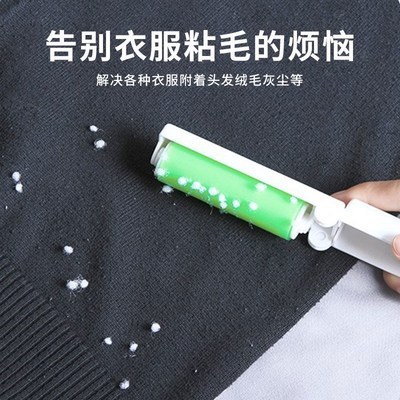 携帯用粘毛器の小さいサイズのローラーブラシを持って毛器をつけます。|undefined