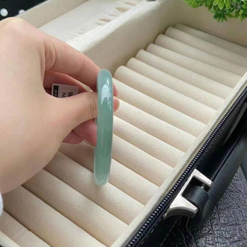 Vòng tay ngọc bích tự nhiên Miến Điện A màu xanh nhạt dáng tròn đẹp chi tiết 3