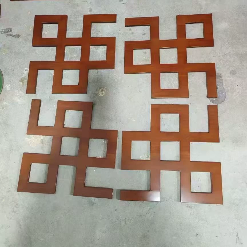 Производитель источника настраивает различные линии отделки потолка из массива дерева, обертывания дверей и окон, дверцы шкафов-купе, фоновые стены.