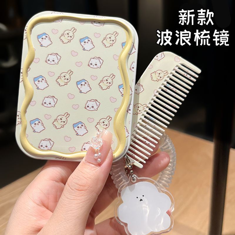 折り畳み式の小さい鏡は携帯を持って外出します。