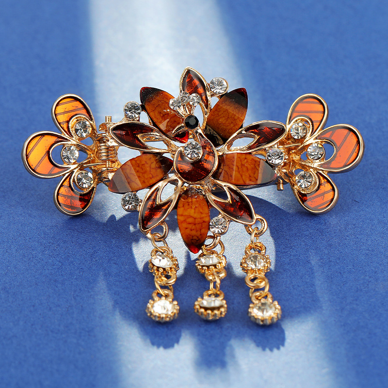 Champagne studded five-leaf clover