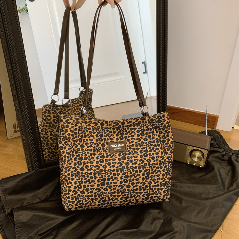 Bolsa de balde de alta sensación Boemia tote 2024, nuevo bolso popular universal, bolso de hombro de gran capacidad para mujeres