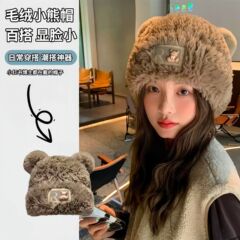 冬の毛のふわふわした帽子の女性は暖かい耳保護ニット帽の頭を厚くしてかわいいベアー耳毛糸帽が湿っている
