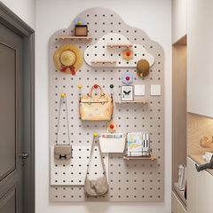 穴の板の壁の物置棚の実木板の装飾の壁面の展示棚の壁の仕切り板は家に入る物置棚を収納します。