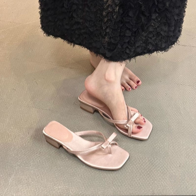 Slippers with bow