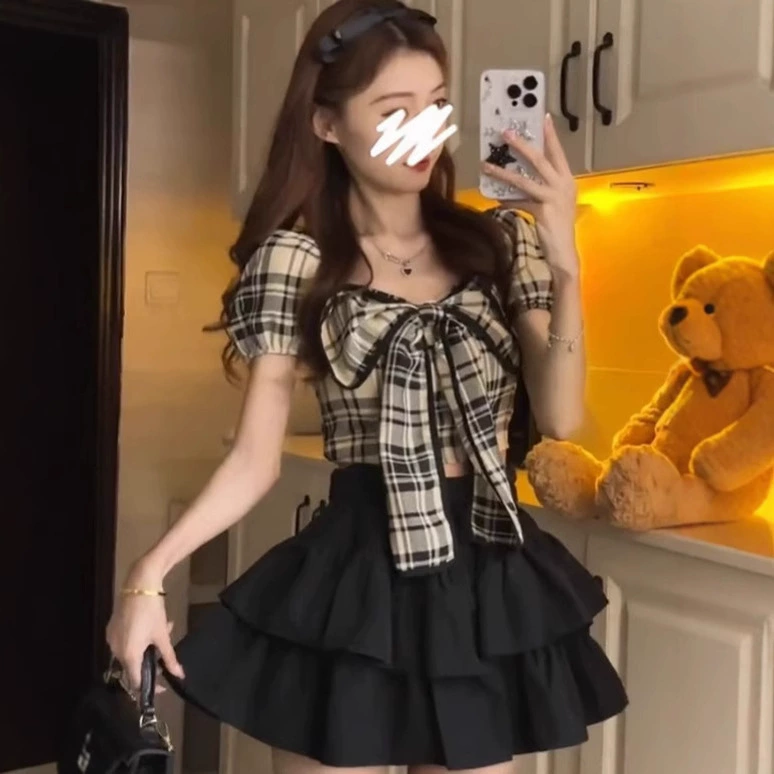 Горячая девушка ретро клетчатая юбка