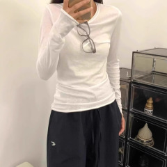 白い雪の綿の巻きの長袖のtシャツの女性の春の薄い金の正の肩の修身の中で底のシャツの紙の人の上着を掛けます。