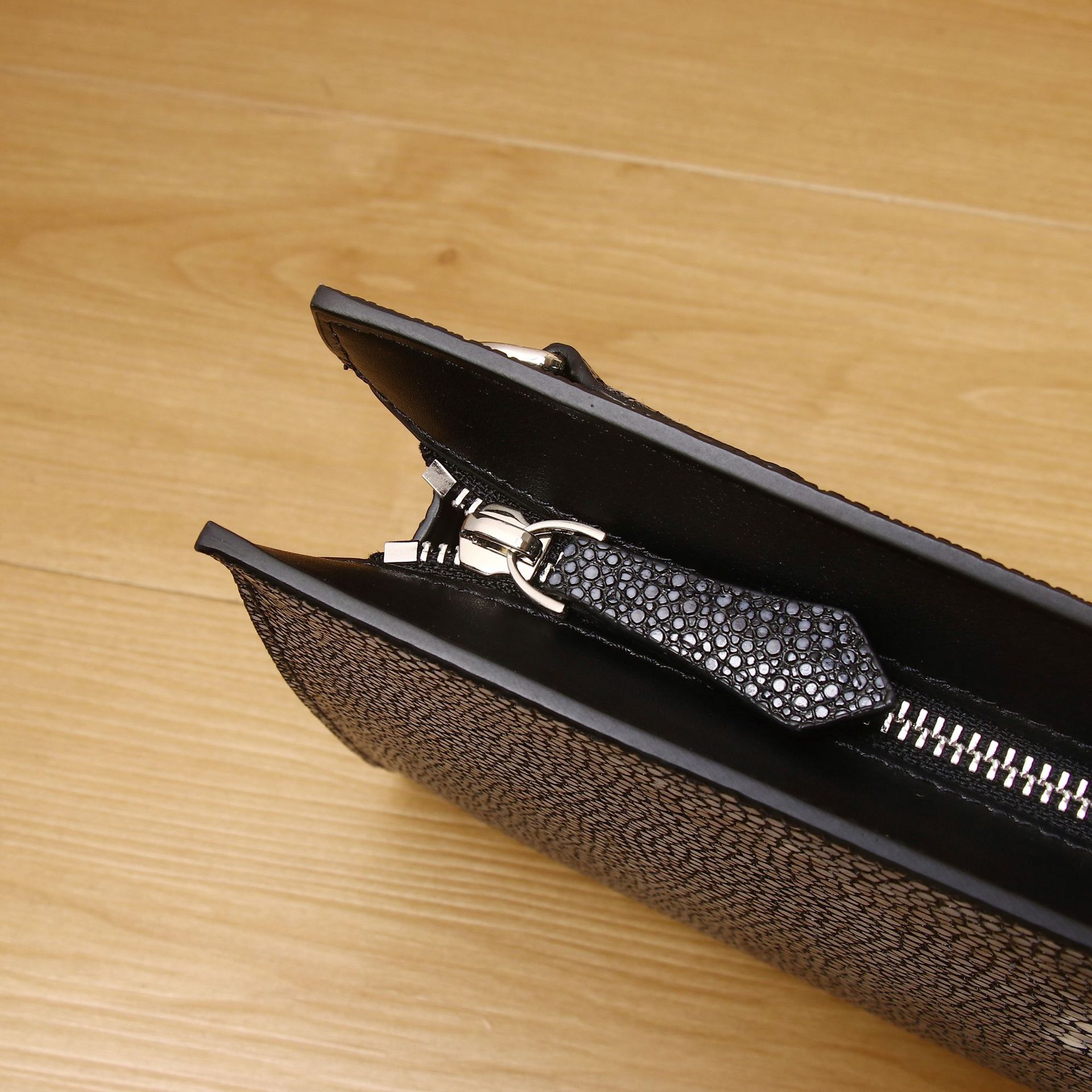 Túi clutch nam họa tiết vảy cá ngọc trai bóng cao cấp chi tiết 4