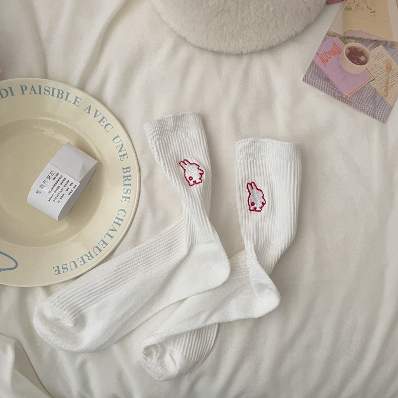 Calcetines de mujer estilo coreano-japonés con bordado de conejo, suaves, delgados y a la moda.
