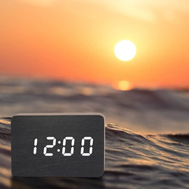 闹钟、台钟;座钟、立钟;木质工艺品