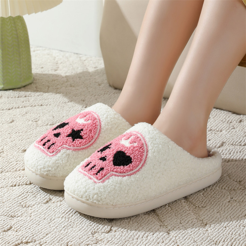 Chaussons en peluche squelette d'Halloween, pantoufles à bout fermé, chaussures de maison confortables et chaudes à enfiler, pantoufles mignonnes en fourrure douce pour hommes et femmes S045_voghion.com