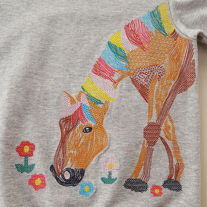 Europa y América viento niños suéter otoño nueva moda bordado niñas suéter de manga larga Camiseta Linda