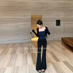 ファッションスーツの気質ギャルの胸の上着の女性の黒いニットのカーディガンの外はやせています。