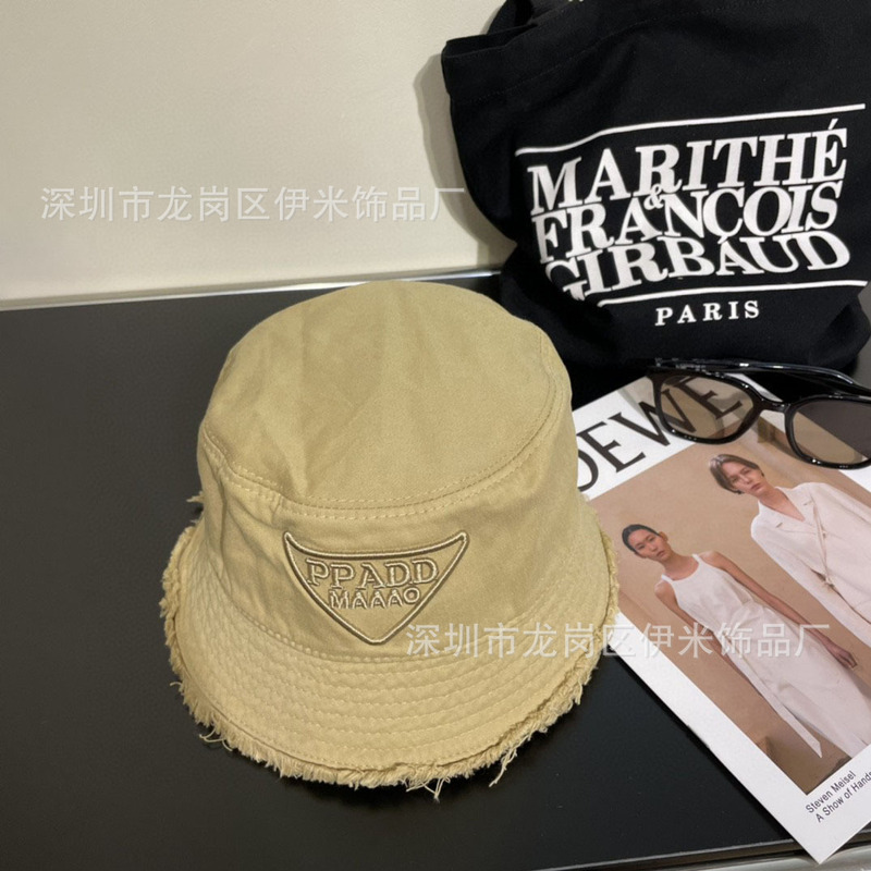 三角ロゴの立体文字刺繍のローエッジフィッシャーマンハット。とてもトレンディで多用途で、旅行の必需品です。|undefined