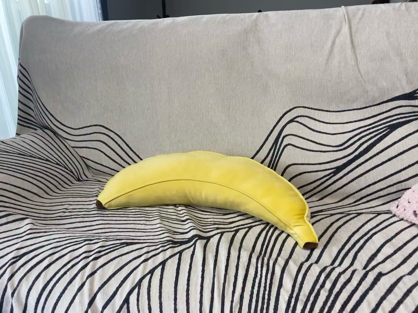 Ins風上海ニトリは同じバナナのぬいぐるみが枕を抱いています。