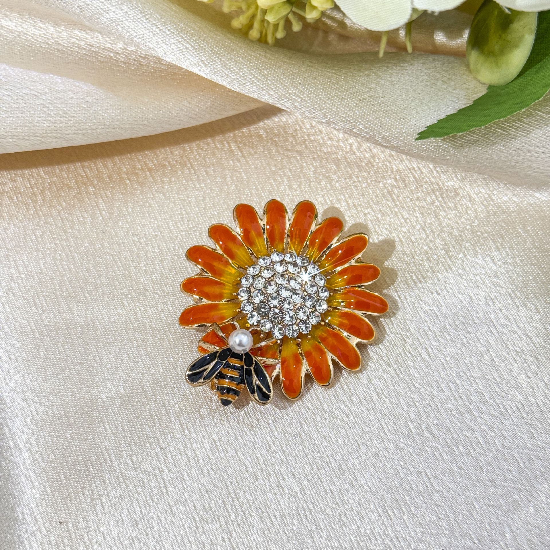 Enamel Sunflower Brooch, High-End Exquisite Bee Daisy Brooch for Women, Niche Design Pin, Suit Accessory