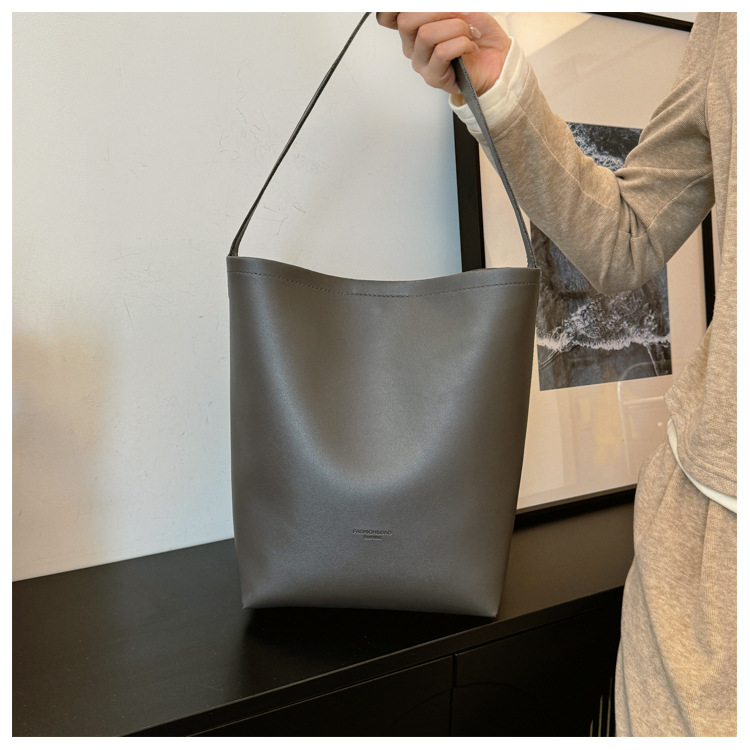 Solid color Tote bag 2024 new style, high-end, large-capacity single-shoulder versatile, niche women's bag, casual and simple bucket bag undefined