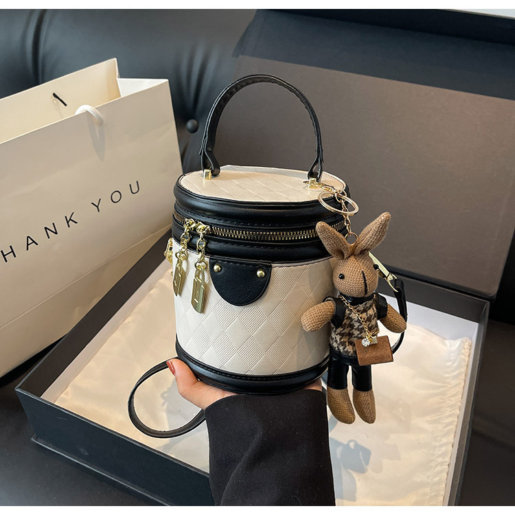 검은 펜던트와 흰 쌀