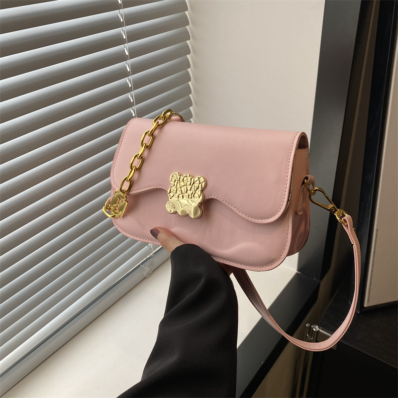 Este año, la moda de un hombro bolso de brazo para mujeres 2024 nueva cadena de moda primavera y verano bolso de mochila de estilo extranjero bolso pequeño
