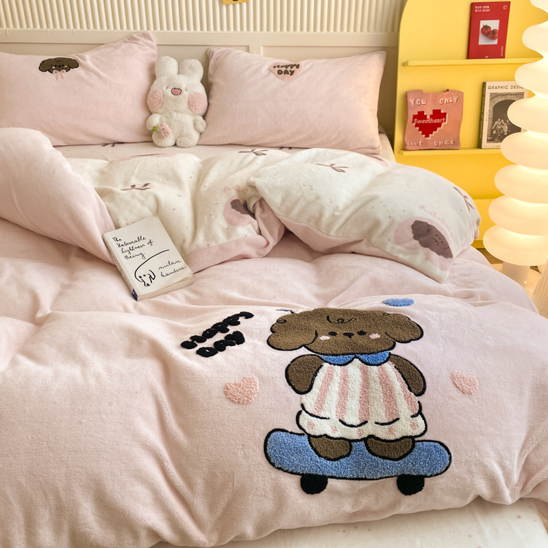 Invierno grueso terciopelo de leche traje de cuatro piezas lindo bordado de toalla de terciopelo de doble cara funda de edredón franela de dibujos animados sábana de tres piezas