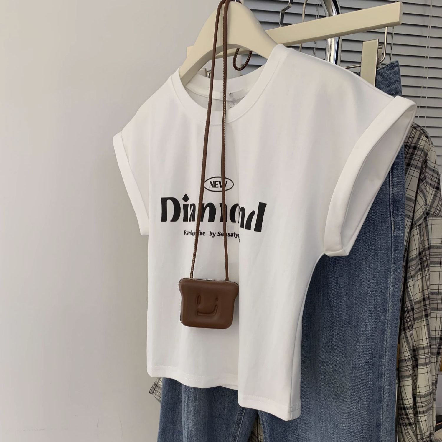 Camiseta de manga corta con estampado de hombro de gran tamaño para mujer 2024 verano y otoño letras americanas casual cuello redondo top de ins único para mujer