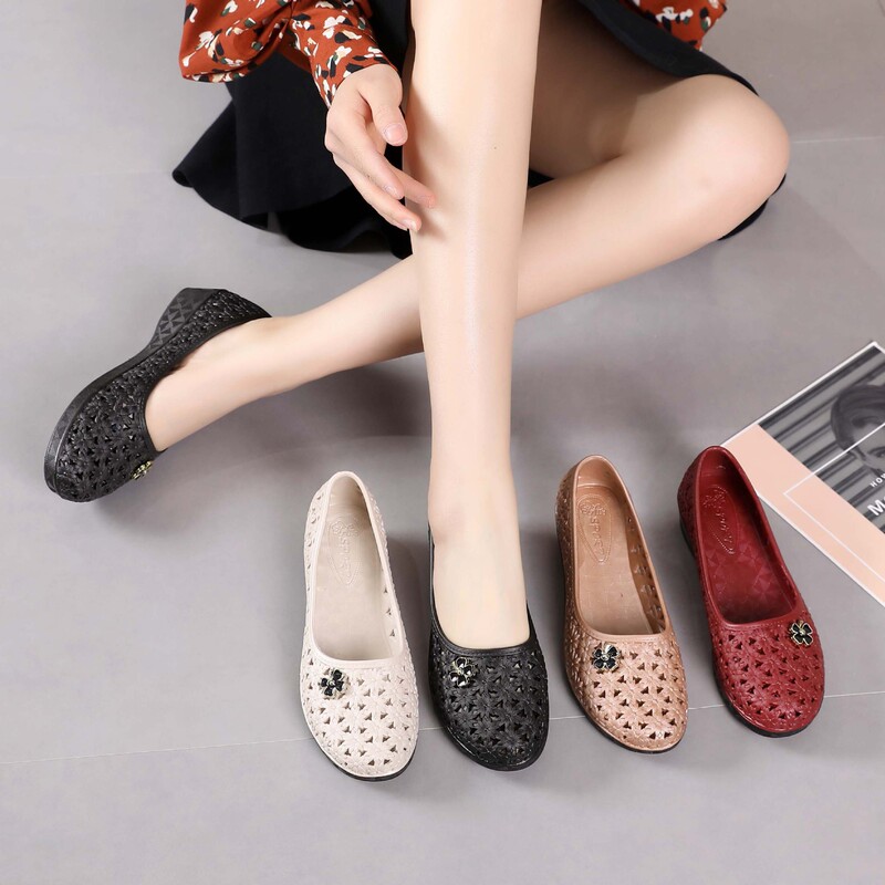 Mom Sandals Plastic Soft Sole Summer 2025 New Croc Shoes Middle-Aged and Elderly Plaid Hollow Women's Shoes Mesh Shoes
