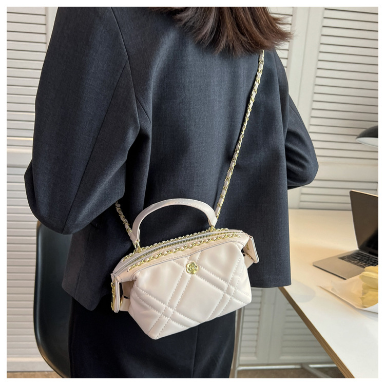 Women's Pu Leather Solid Color Fashion Lingge Soft Surface Chain Zipper Crossbody Bag Chain Bag display picture 3