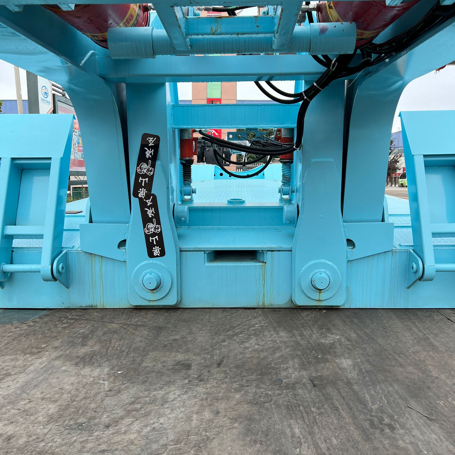 Source Manufacturer Exports 4-Axis Heavy-Duty Low-Bed Semi-Trailer Engineering Machinery Transport Trailer to South America, Central Asia and Saudi Arabia
