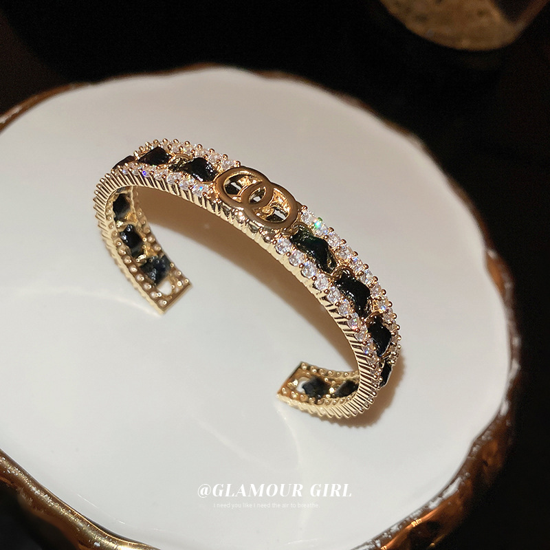 Pulsera abierta con letras de circonio galvanizado en oro Real, pulsera francesa de lujo accessible de alta gama, joyería versátil de moda elegante para mujer