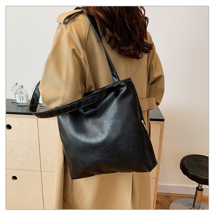 Retro large-capacity tote bag for women, 2024 new style fashionable portable commuting bag for going out, single-shoulder bag for students' classes undefined