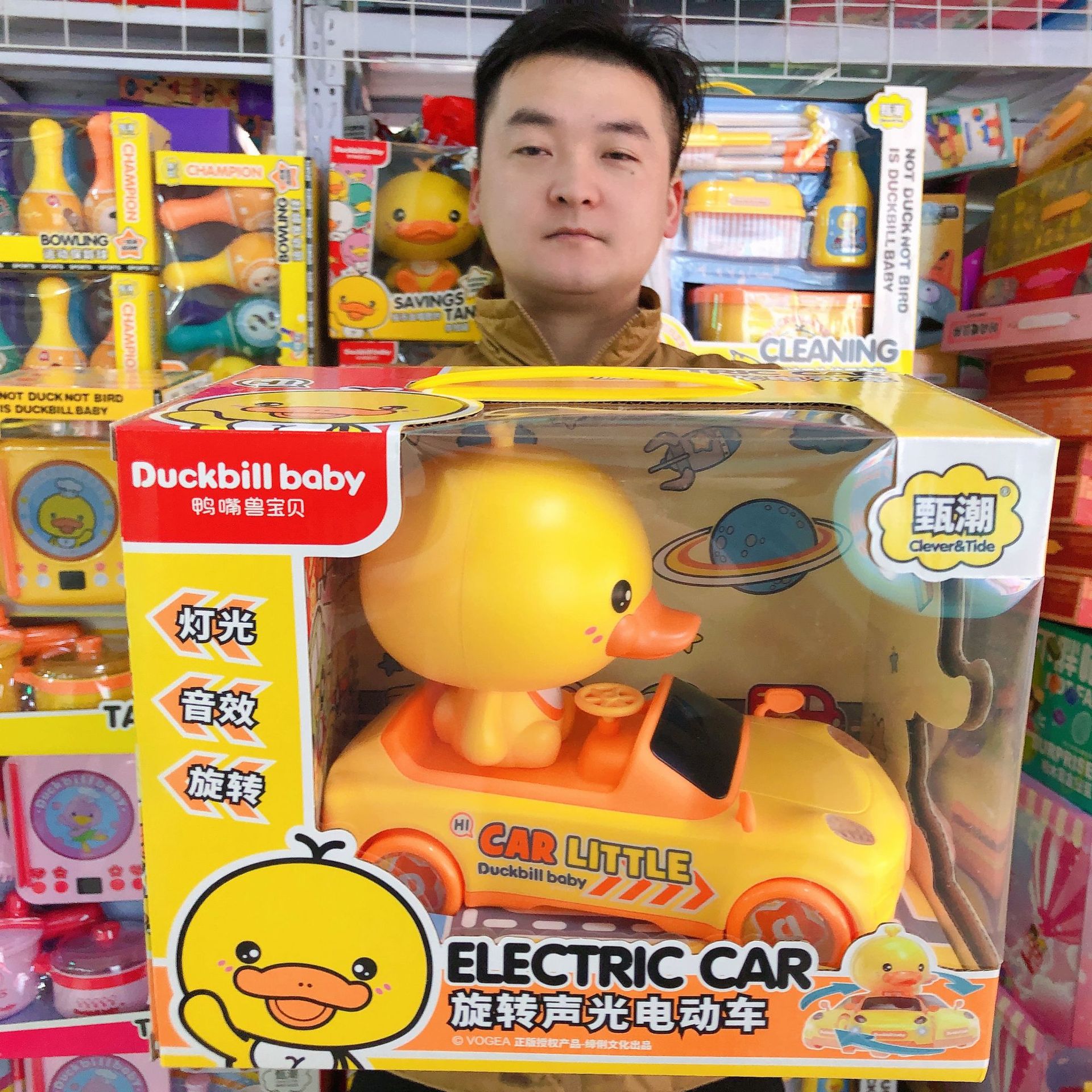 小黄鸭旋转声光电动玩具车万向行驶卡通汽车幼儿园教育机构礼物