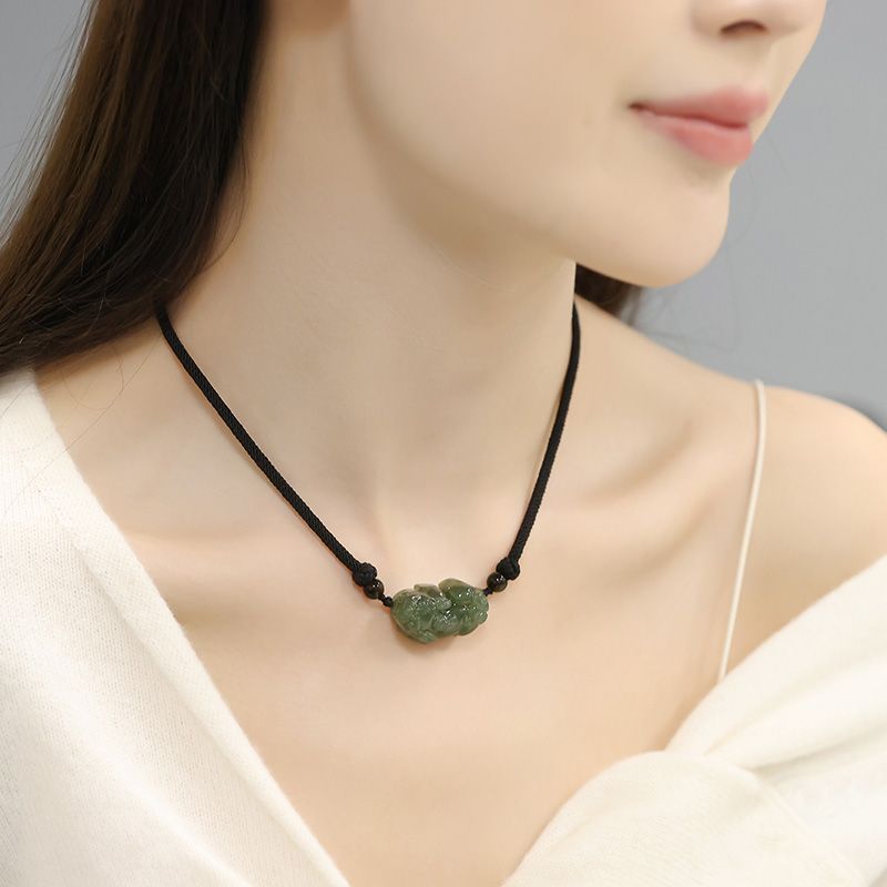 Collar de jade Hotan, cuerda roja trenzada para mujeres, colgante de jade para hombres, pareja, este año de vida, cadena de clavícula, pico explosivo.