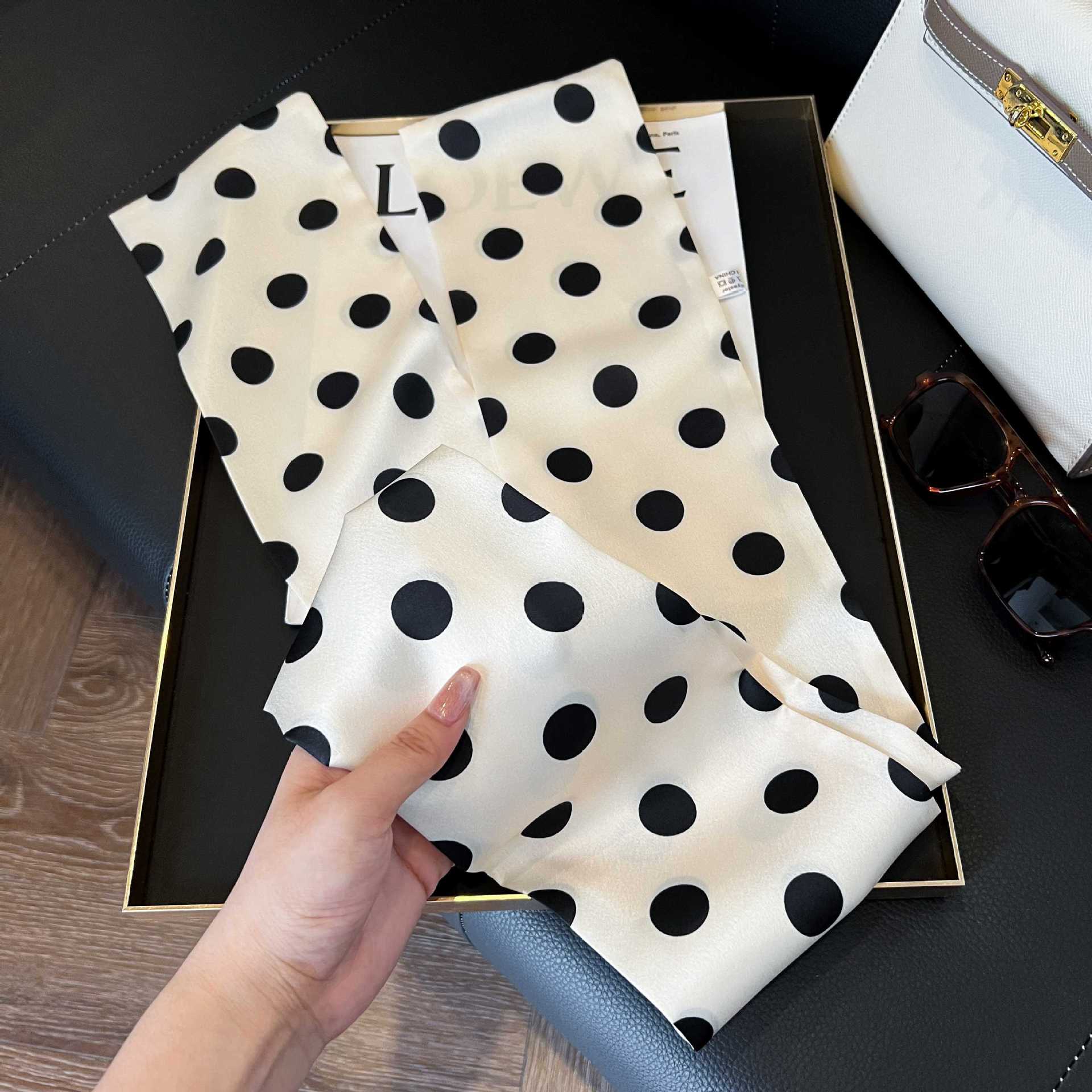 Nueva bufanda de seda pequeña banda larga estrecha para el cabello mujer estilo primavera y otoño moda madre bufanda estilo verano estilo fino serpentina bufanda al por mayor