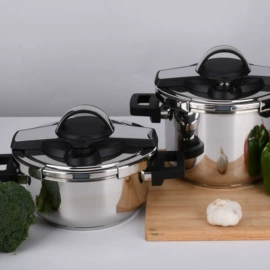 砧板、菜板;炒锅;厨房用品配件