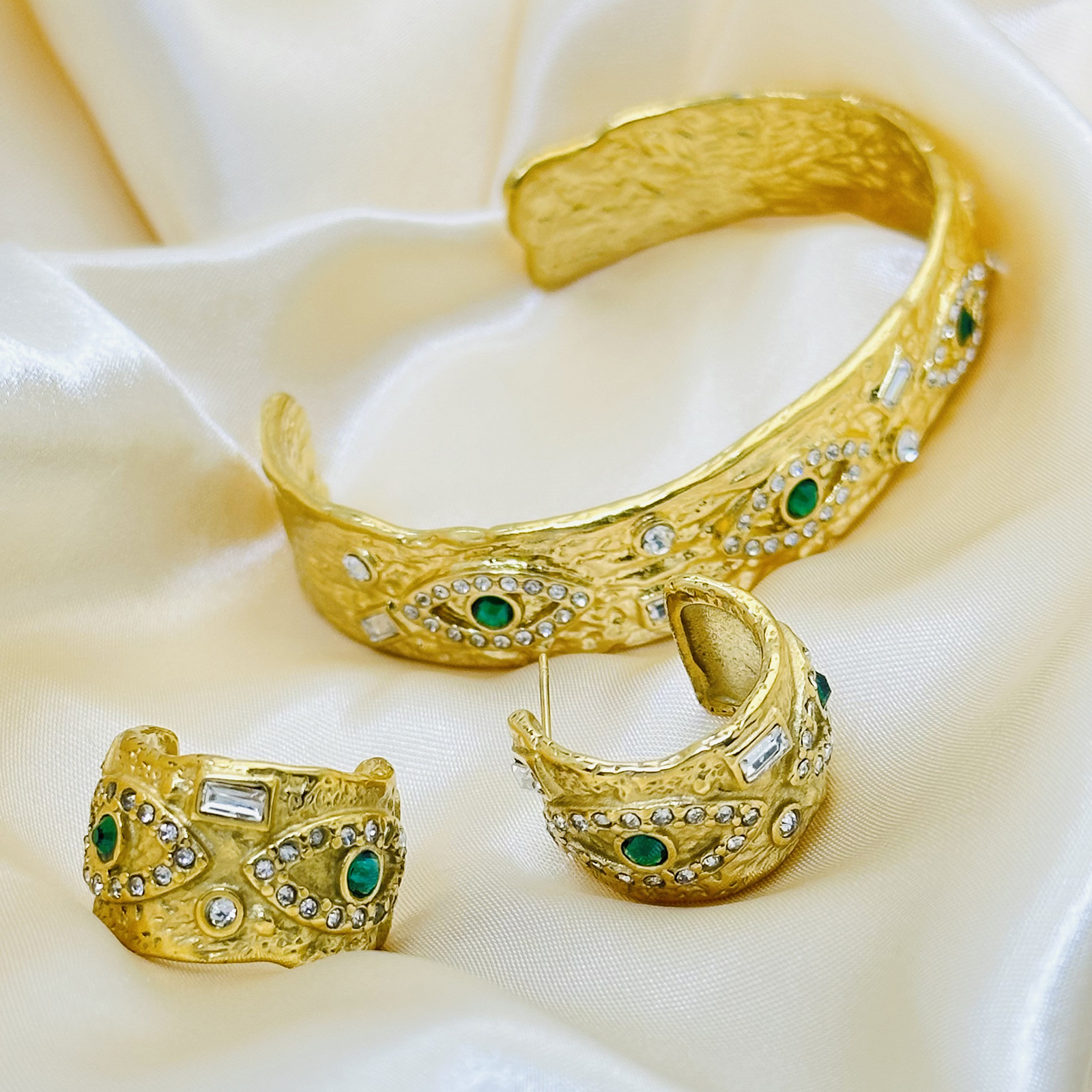 Textura retro europea y americana, ojos del diablo cuadrados no se desvanecen, pendientes ligeros de lujo abiertos, brazaletes de acero de aluminio, conjunto de joyas