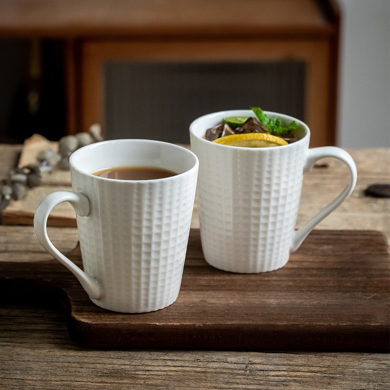 Tazas cuadradas blancas en relieve simple taza de agua conjunto de tazas de cerámica 4 tazas de menú domésticas exportación transfronteriza