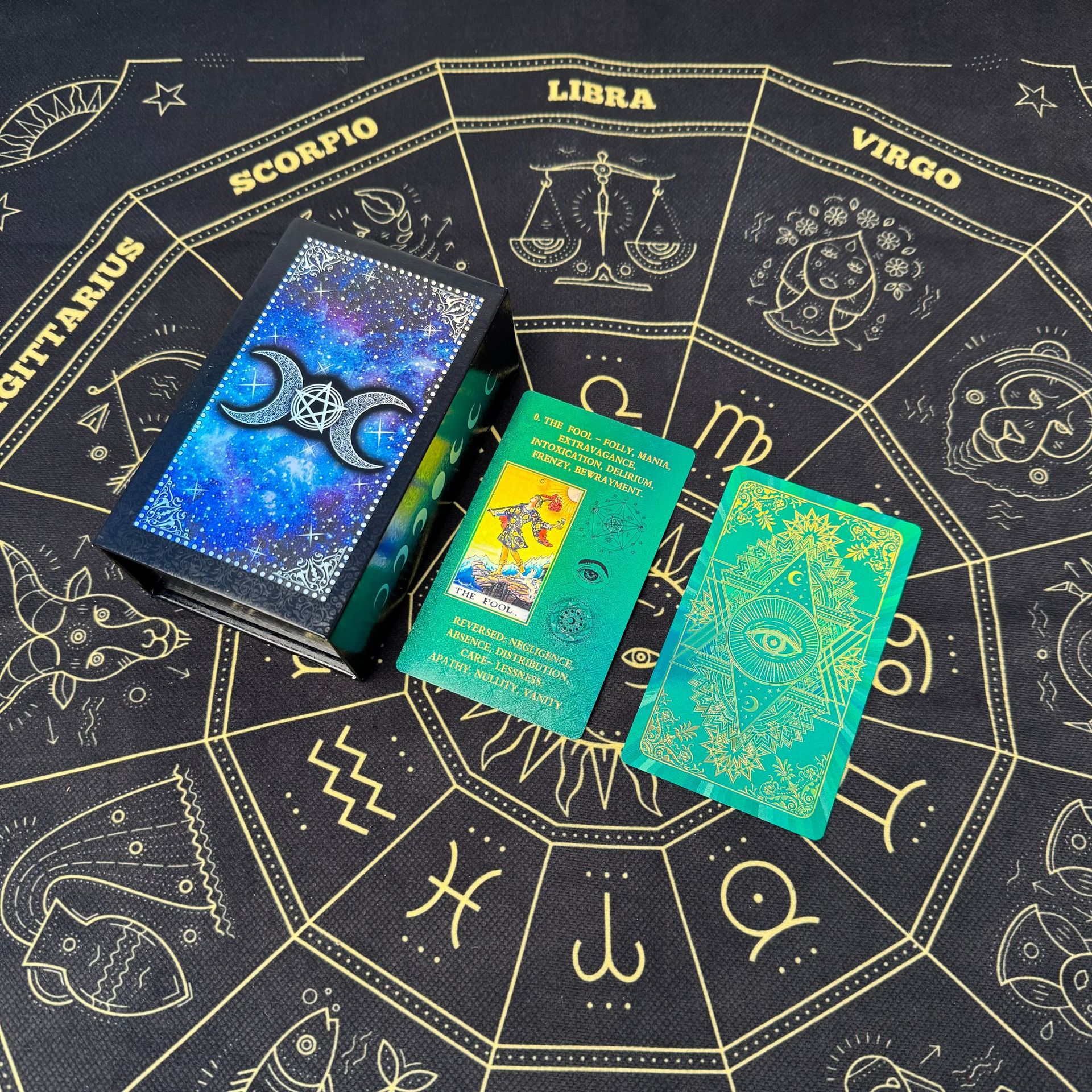 Suministro transfronterizo de lámina de oro Tarjeta de tarot Carlo tarjeta Torre libro tarot impresión en color PVC impermeable manual juego de mesa mantel
