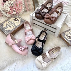 柔らかい皮版 ~ 抱っこ熊のつや消しヒツジの泡芙Lolita熊の金属ボタンの蝶結びの低いヒールのカジュアルな靴