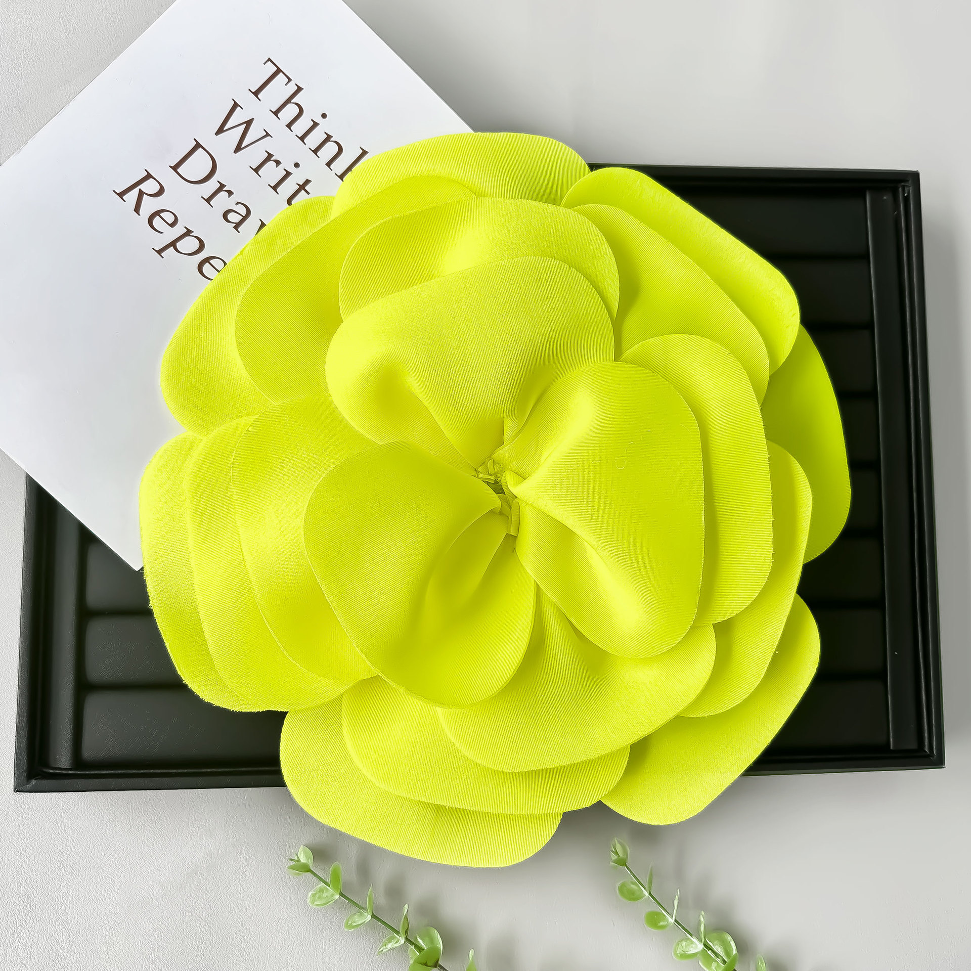 Nuevo corsage de flores tridimensional versátil en tela, accesorios para vestidos de novia, disfraces de espectáculo, trajes de baile y decoraciones cosidas a mano.