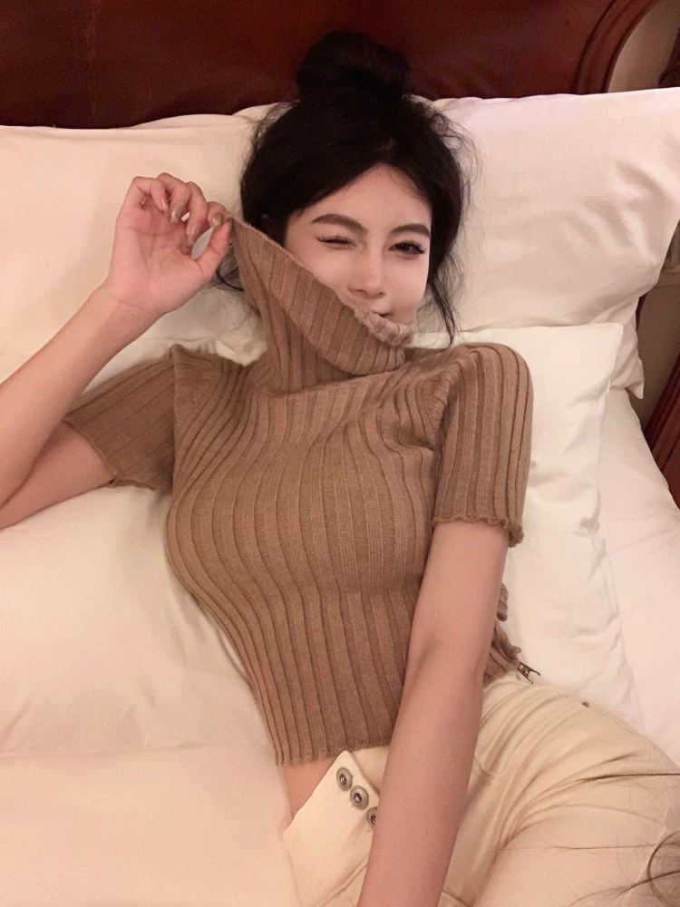 Knitted spring sweater, fitted short base brace, tight
