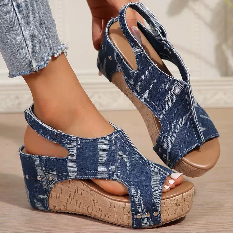 Внешняя торговля крупногабаритные сандалии с толстой подошвой 2024 летом новый стиль заклепки на склоне сандалии рыбий рот водонепроницаемый стол пляжная обувь на высоком каблуке