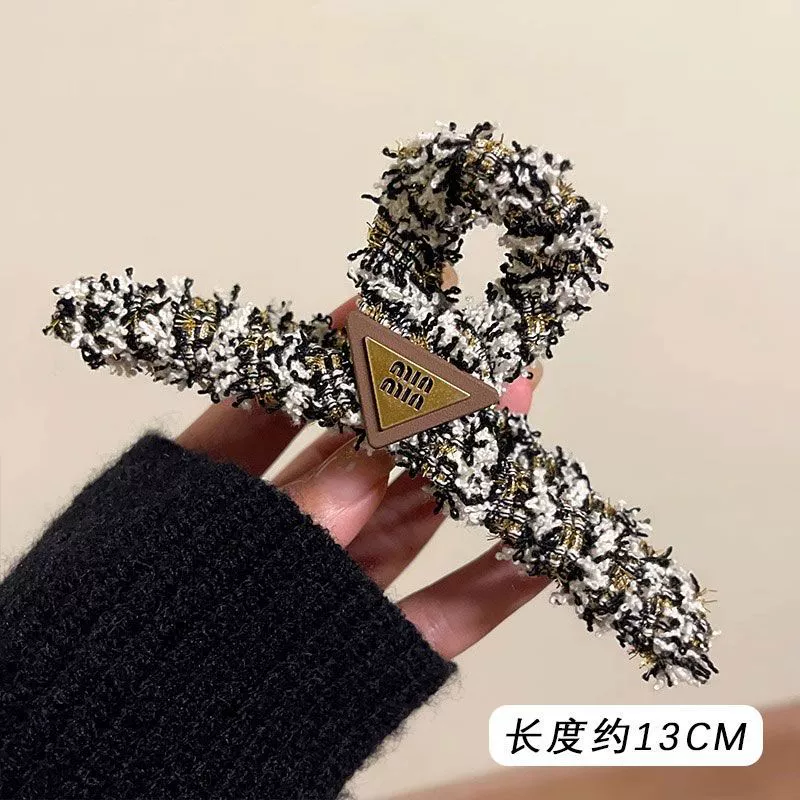 Заколка-краб с буквой, в стиле Chanel, заколка для волос «краб», твидовый эффект, чёрная/бежевая