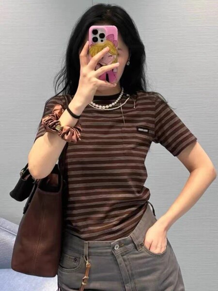 M 가족 25 년 이른 봄 새로운 문자 패치 자수 대비 컬러 스트라이프 조커 크루 넥 제한 캐주얼 짧은 소매 티셔츠 여성