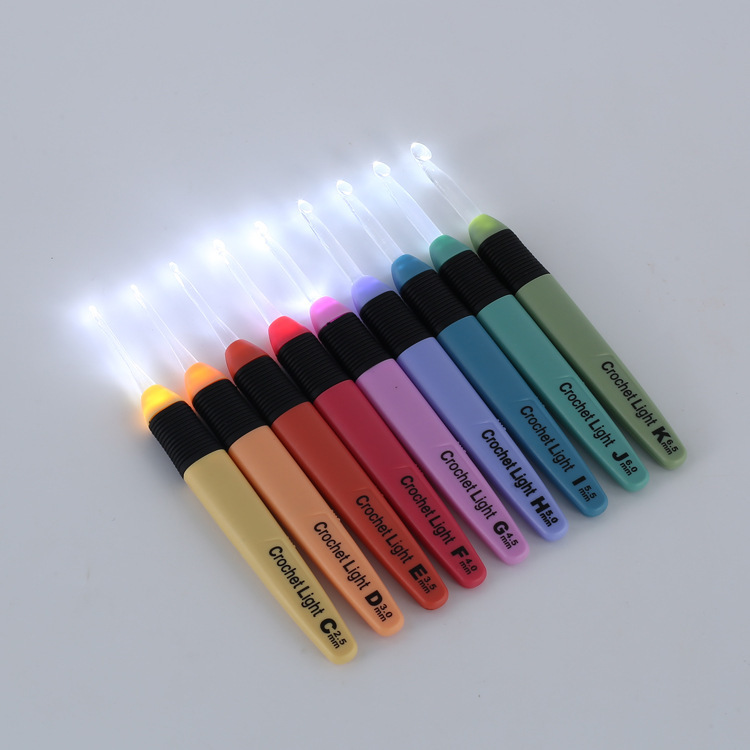Juego de herramientas de crochet de plástico de color DIY de un solo ganchillo luminoso LED