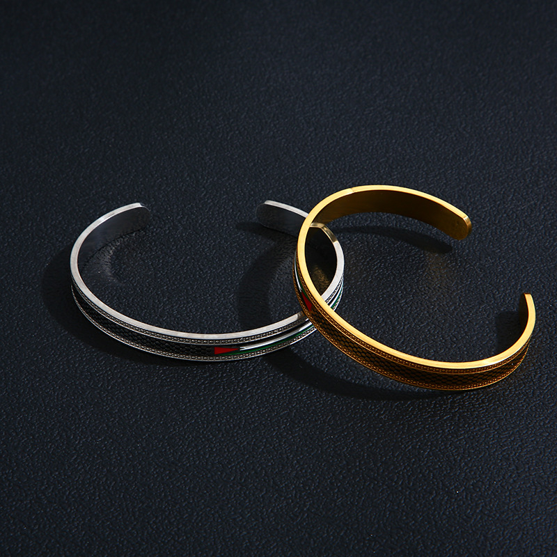 Heren armband open bangle van rvs met vlag en hars afwerking_voghion.com