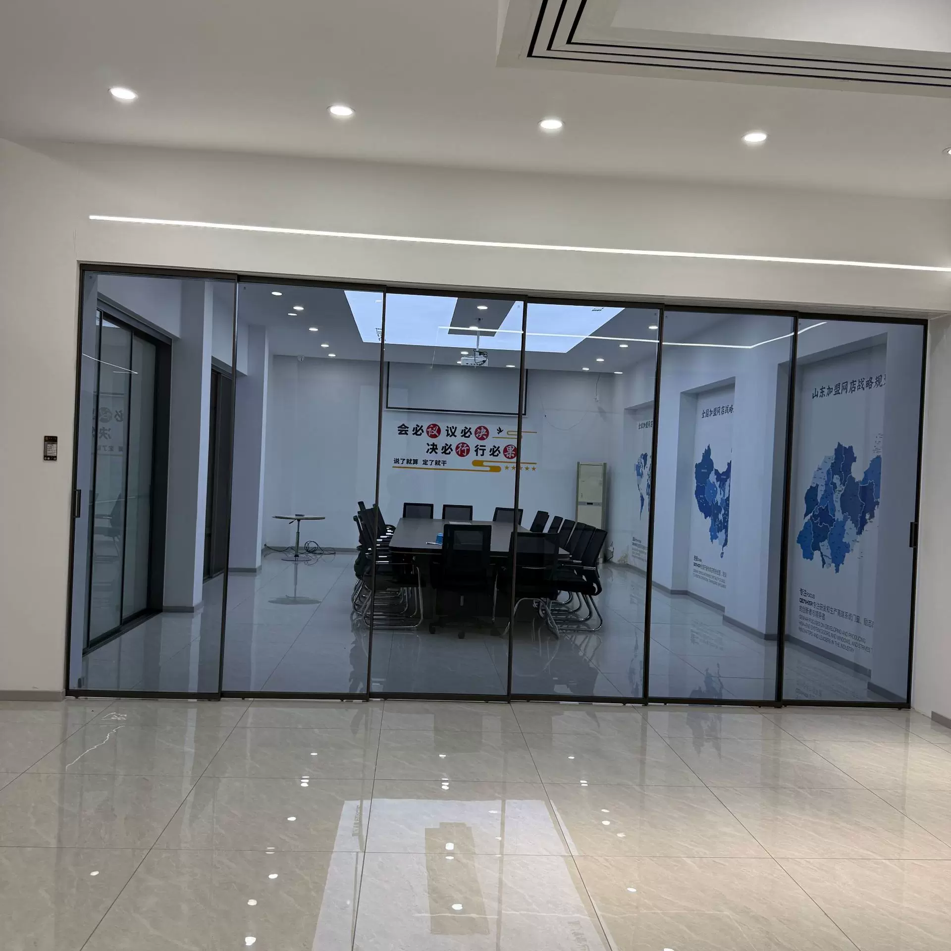 源头工厂供应批发定制透明玻璃隔断极简推拉门吊轨联动门厨房移门