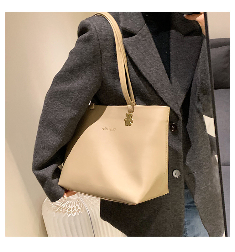 Large-capacity Retro All-match Shoulder 2021 New High-end Sense Of Atmosphere Tote Bag display picture 3