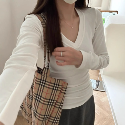 American-style V-neck faux-fur edgy T-shirt with long sleeves—2025 Fall/Winter collection, featuring a regular shoulder fit, slim silhouette, and perfect for layering to keep you warm.